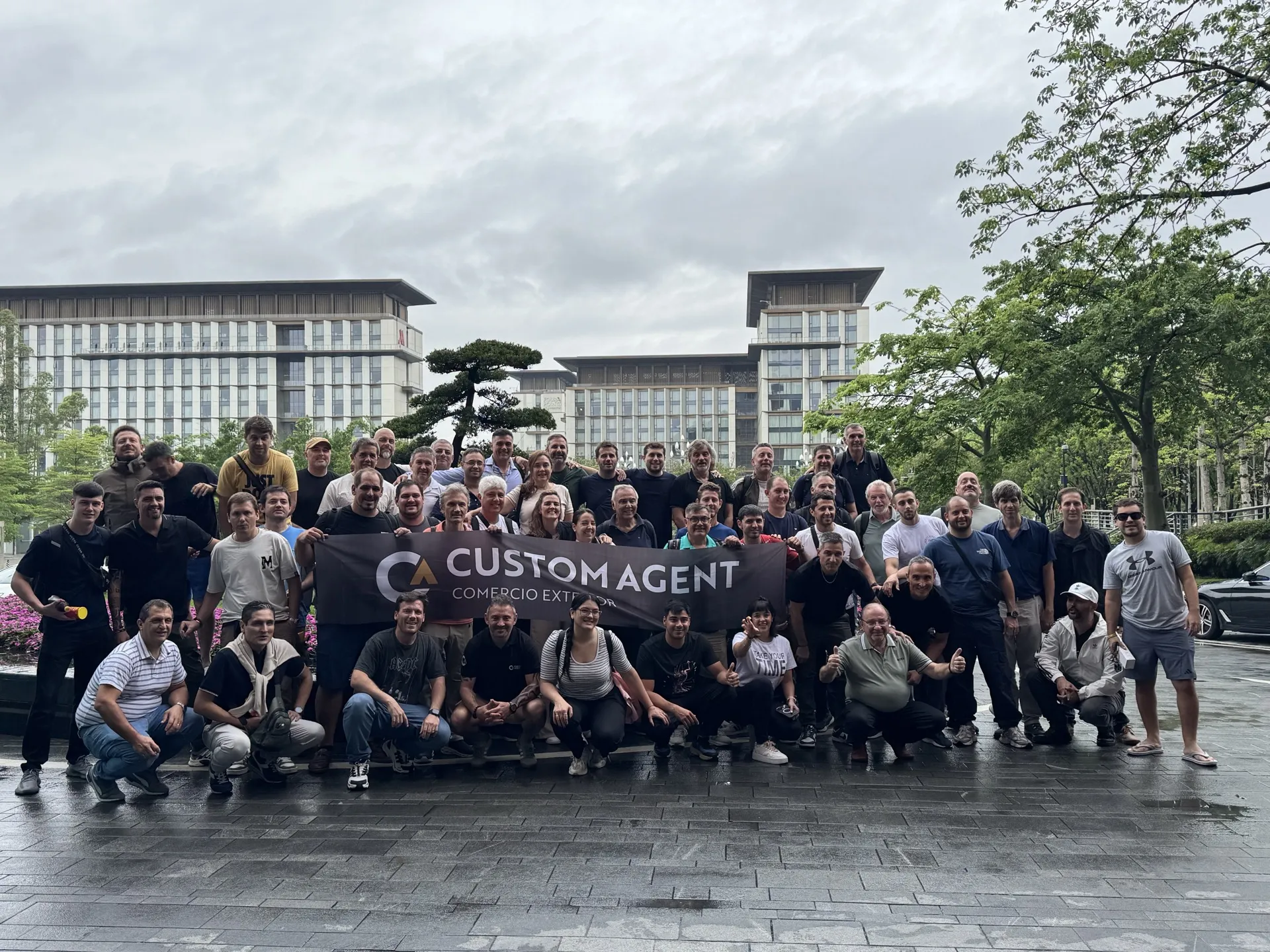 Delegación de empresarios de Custom Agent con la bandera de la empresa en Guangzhou